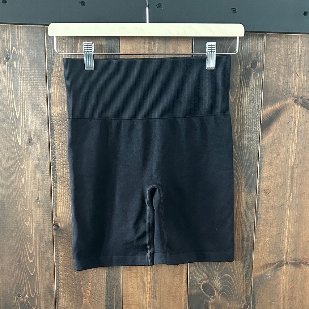 Aritzia TNA High Waisted Black Athletic Shorts Women’s Size S